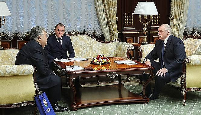 Президент Белоруссии Александр Лукашенко (справа) с чрезвычайным и полномочным послом Азербайджана в Беларуси Латифом Гандиловым (слева)
