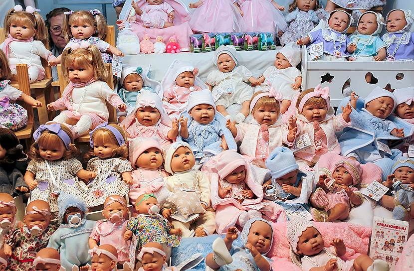 Севилья, Испания. Продавец расставляет куклы в магазине
