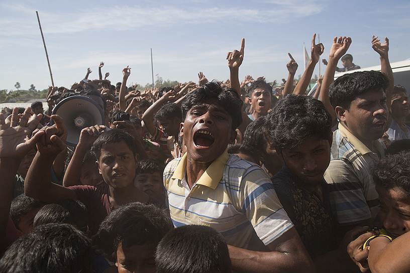 Кокс-Базар, Бангладеш. Беженцы-рохинджа протестуют против планов отправить их обратно в Мьянму