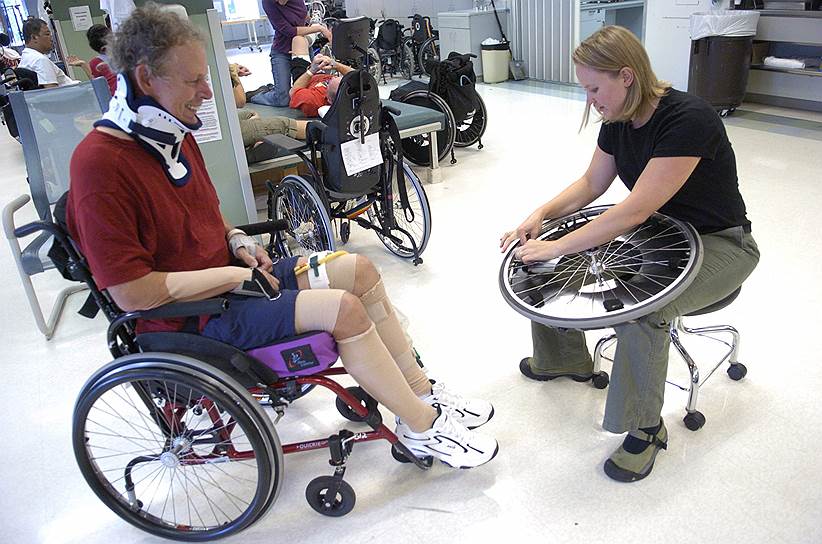 Первым делом после физической реабилитации людей с травмами позвоночника обучат самым простым вещам: сидеть в инвалидном кресле, перемещаться в замкнутом пространстве и на дорогах