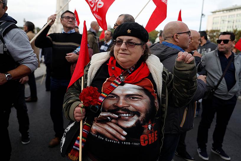 Лиссабон, Португалия. Члены профсоюза на демонстрации с требованием об увеличении зарплаты 