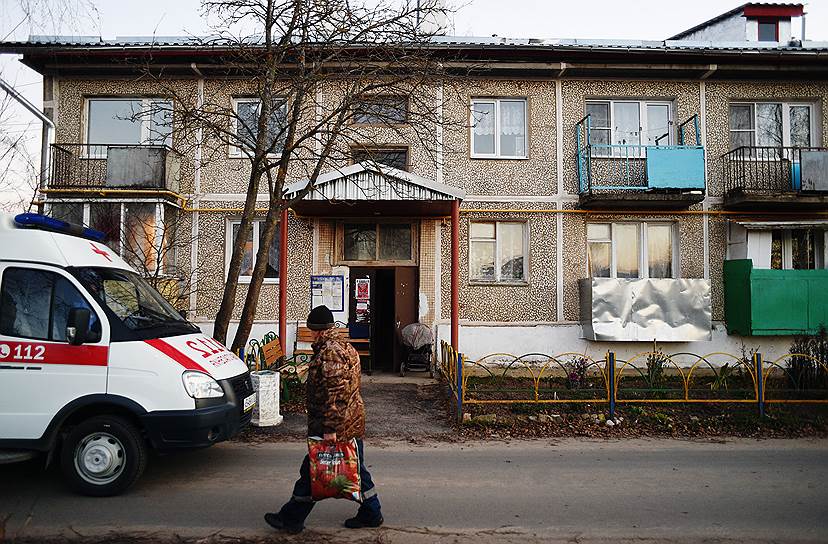 Лотошино, Московская область. Машина скорой помощи у жилого дома