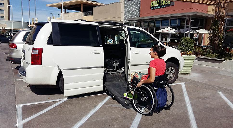 Парковочные места для инвалидов в США в два раза шире обычных