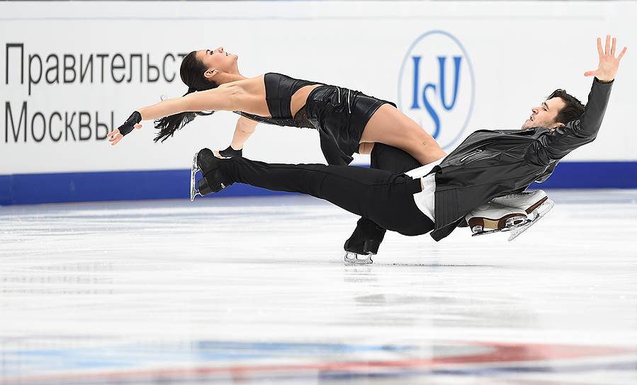 Российские фигуристы Софья Евдокимова и Егор Базин во время исполнения короткой программы танцев на льду