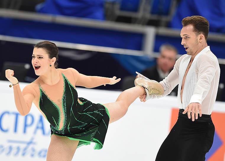 Польские фигуристы Наталья Калишек и Максим Сподырев во время исполнения короткой программы танцев на льду