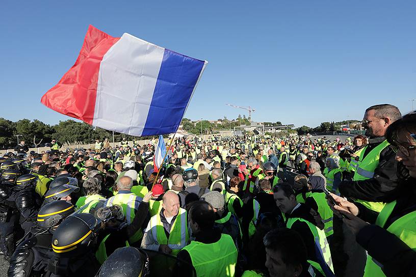 По данным МВД Франции, в столкновениях с полицией пострадали свыше 400 человек