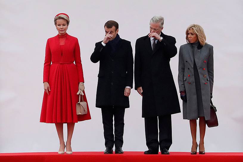 Брюссель, Бельгия. Король Бельгии Филипп и его супруга Матильда приветствуют президента Франции Эмманюэля Макрона и его супругу Брижит