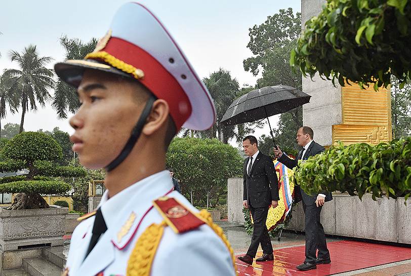Ханой, Вьетнам. Премьер-министр России Дмитрий Медведев (в центре) во время церемонии возложения венка к мавзолею вьетнамского политика Хо Ши Мина