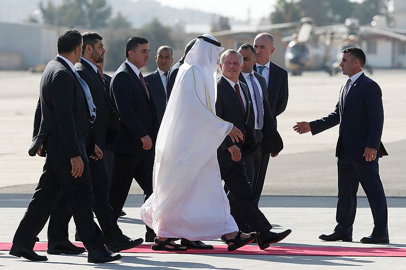 Амман, Иордания. Король Иордании Абдалла (второй слева в первом ряду) встречает наследного принца Саудовской Аравии Мухаммеда бен Зайда ан-Нахайяна в аэропорту
