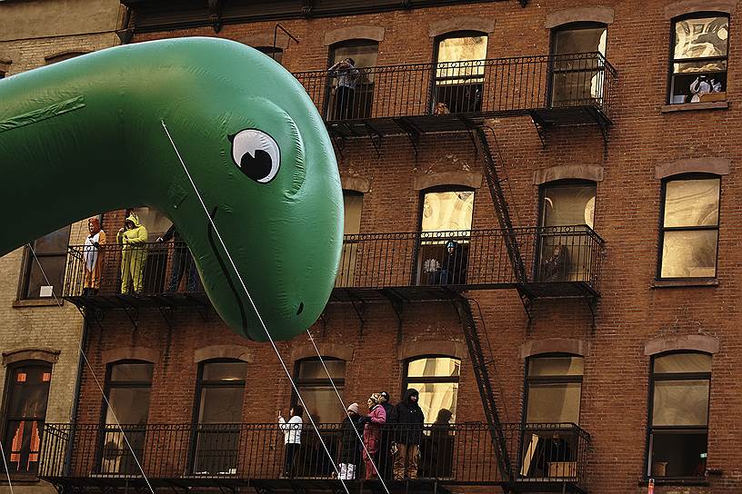 Жители Нью-Йорка наблюдают за шествием с балконов своих квартир 