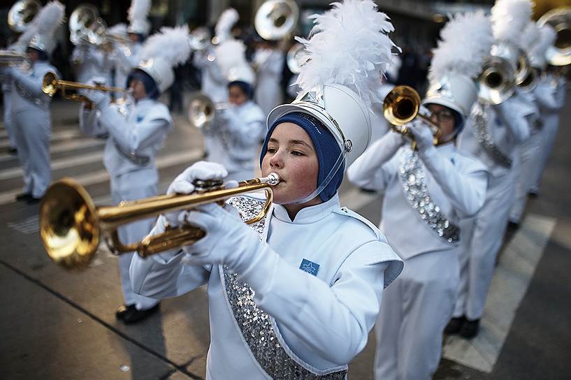 Участники оркестра во время шествия в честь Дня благодарения в Нью-Йорке