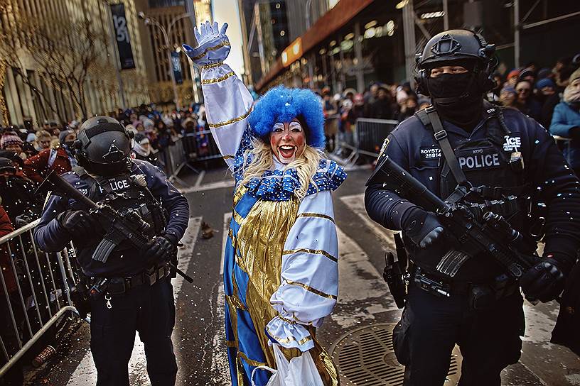 Клоуны во время исполнения номера в ходе парада 