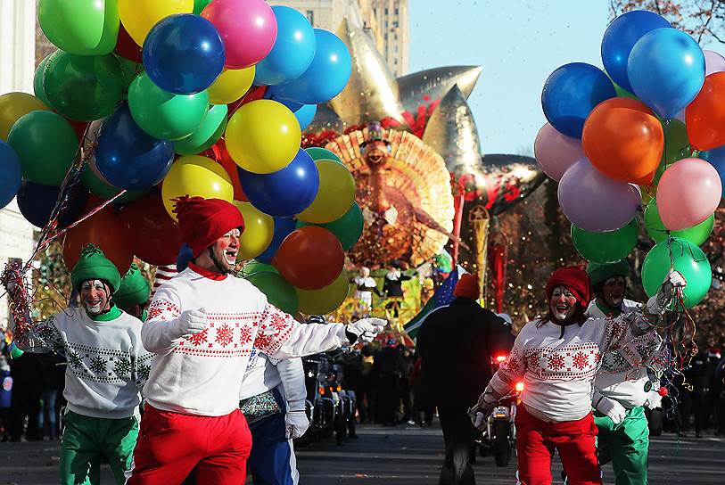 Клоуны на роликовых коньках во время парада в Нью-Йорке
