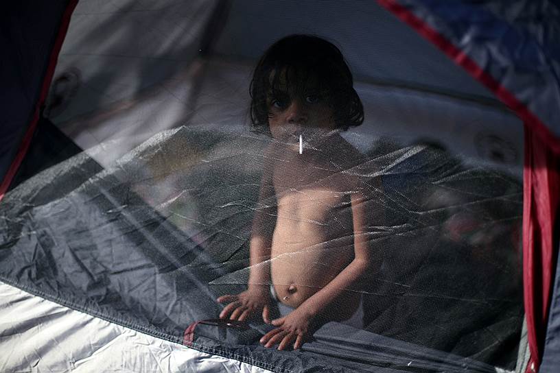 Тихуана, Мексика. Девочка из Центральной Америки отдыхает во время следования каравана мигрантов в США