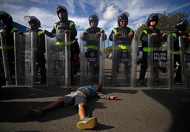 Тихуана, Мексика. Полиция Мексики пытается остановить мигрантов из Центральной Америки на пути в США
