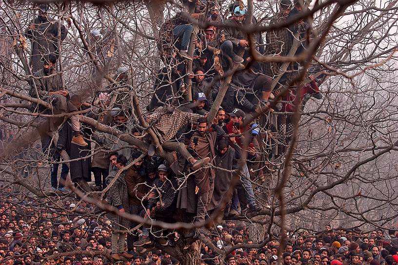 Амсхипора, Кашмир. Люди в ожидании начала похорон сепаратиста, убитого в столкновениях с индийскими военными 