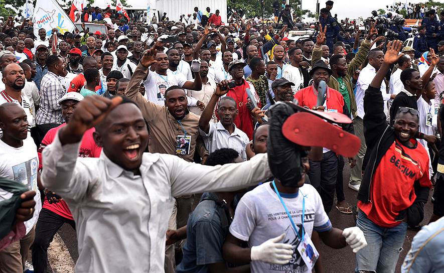 Киншаса, Конго. Сторонники Союза за демократию и социальный прогресс (UDPS) и Союза конголезской нации (UNC) встречают лидеров партий в аэропорту 