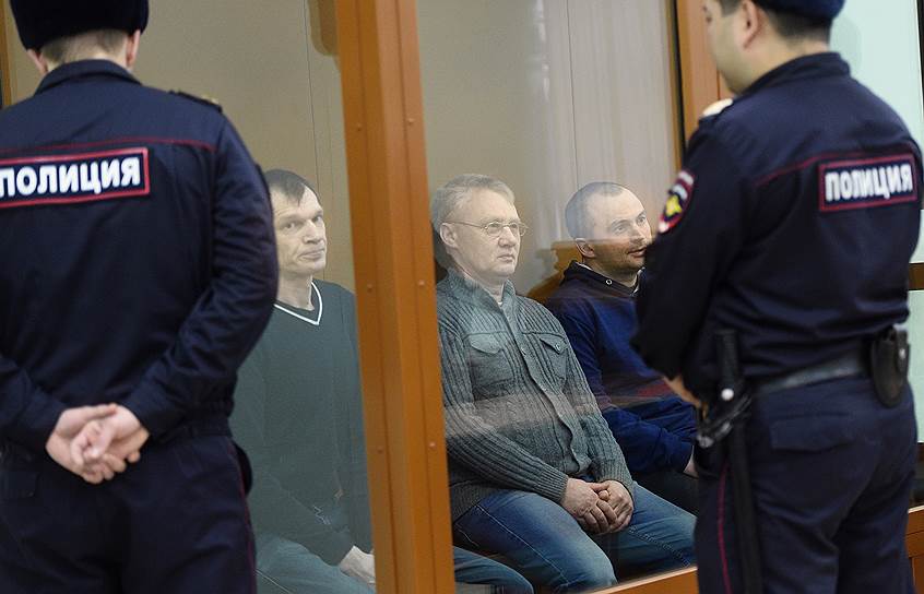 Слева направо: обвиняемые Олег Иванов, Сергей Озеров и Олег Дмитриев