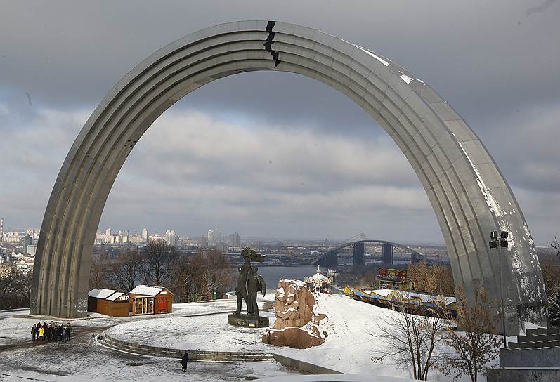 Киев, Украина. Трещина на Арке дружбы народов, которую создали украинские художники в знак ухудшения отношений с Россией 