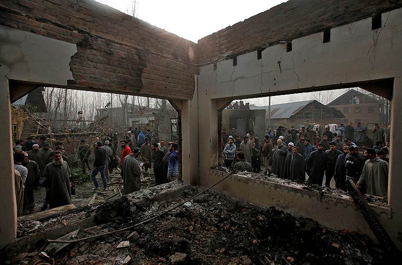 Округ Бадгам, Кашмир. Местные жители осматривают дом, разрушенный в ходе перестрелки индийских силовиков и сепаратистов 