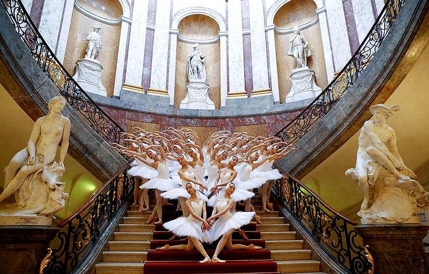 Берлин, Германия. Артистки Шанхайского балета рекламируют премьеру балета «Лебединое озеро», в котором на сцене будет 48 лебедей вместо 16 