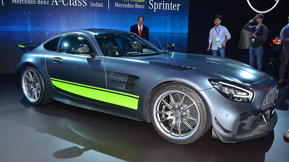 Mercedes-Benz продемонстрировал обновлённое семейство спорткаров AMG GT, а также новую флагманскую версию Pro — 585-сильное купе, ориентированное на трековую эксплуатацию