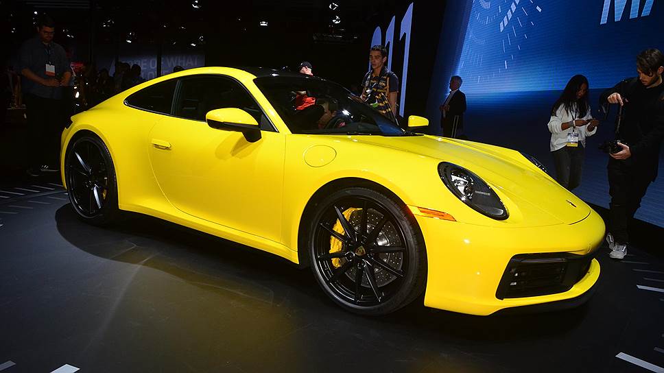 Одной из главных премьер автосалона стало нового спорткара Porsche 911 — автомобиль нового поколения сохранил классический облик, но существенно изменился с технической точки зрения