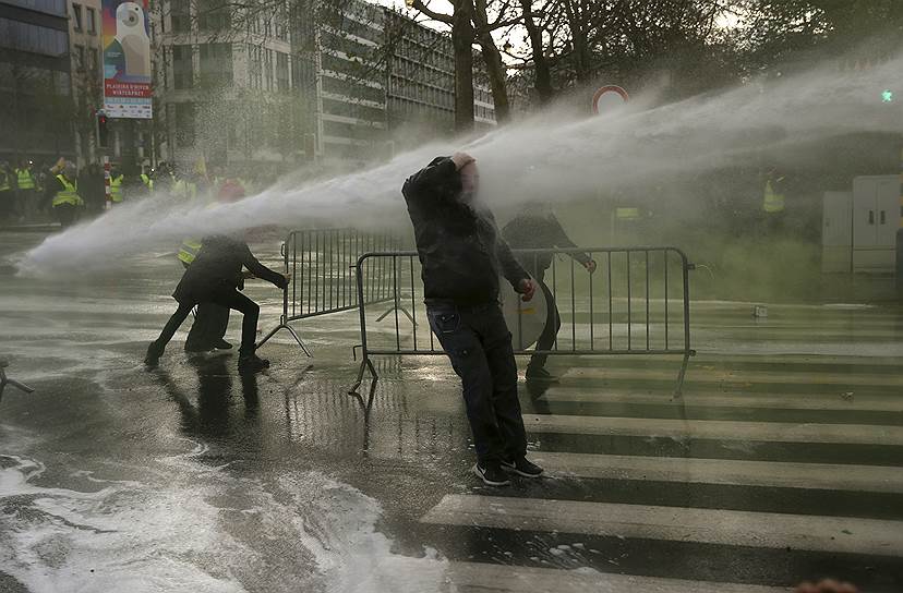 Брюссель, Бельгия. Демонстранты во время протестов против повышения цен на топливо