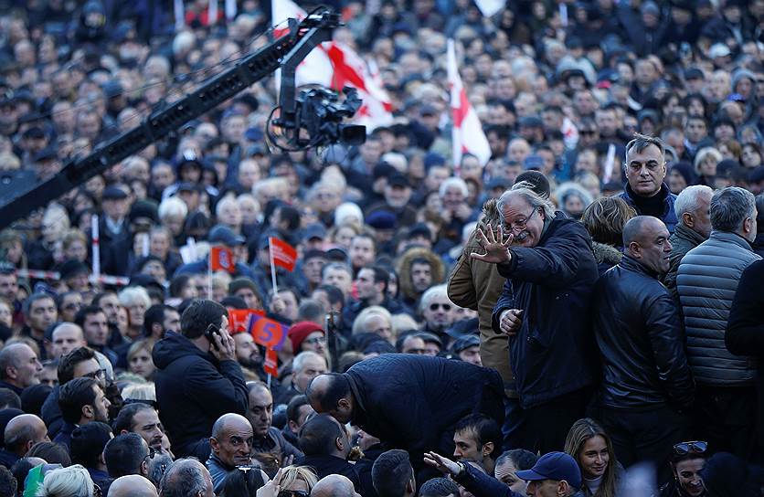 Бывший кандидат в президенты Грузии Григол Вашадзе (в центре) приветствует своих сторонников во время митинга в Тбилиси