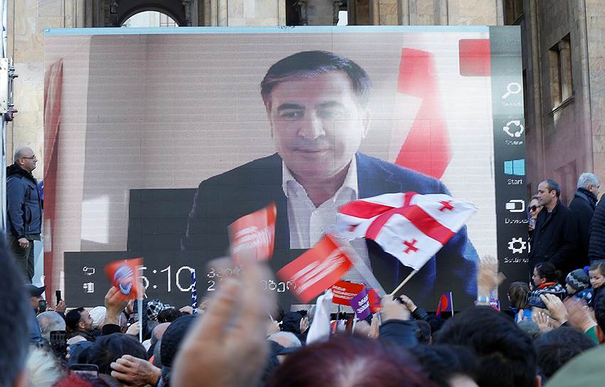 Бывший президент Грузии Михаил Саакашвили обращается к сторонникам по видеосвязи