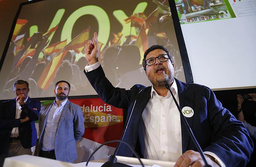 Глава андалусского отделения партии VOX Франсиско Серрано (справа)