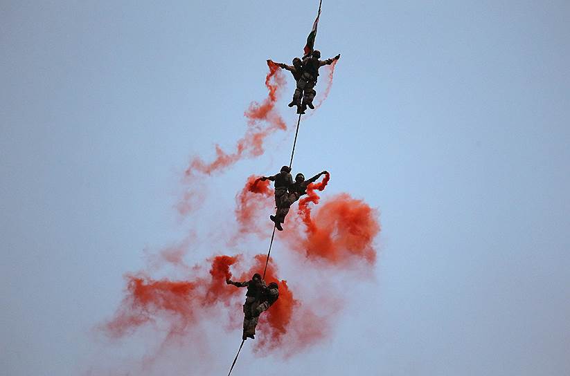 Мумбаи, Индия. Морпехи демонстрируют свои навыки во время репетиции празднования Дня Военно-морских сил