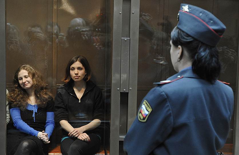 Участницы Pussy Riot Мария Алехина (слева) и Надежда Толоконникова