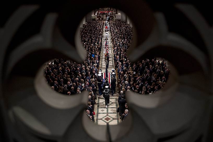 5 декабря церемония с Джорджем Бушем-старшим прошла в Кафедральном соборе Вашингтона