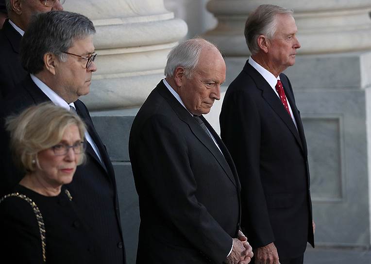 На церемонию прибыли также бывшие вице-президенты США Дик Чейни (в центре) и Дэн Куэйл (справа)