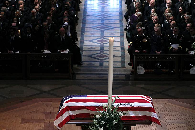 После прощания гроб с телом Буша-старшего доставили в Хьюстон, где 6 декабря бывшего президента похоронили на территории библиотеки рядом с его женой Барбарой, скончавшейся ранее в этом году, и дочерью Робин
