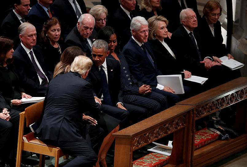 Дональд Трамп жмет руку Бараку Обаме, сидящему рядом с Биллом Клинтоном во время церемонии прощания