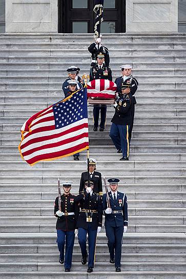 Гроб с телом Джорджа Буша-старшего по ступеням Капитолия спускает почетный караул