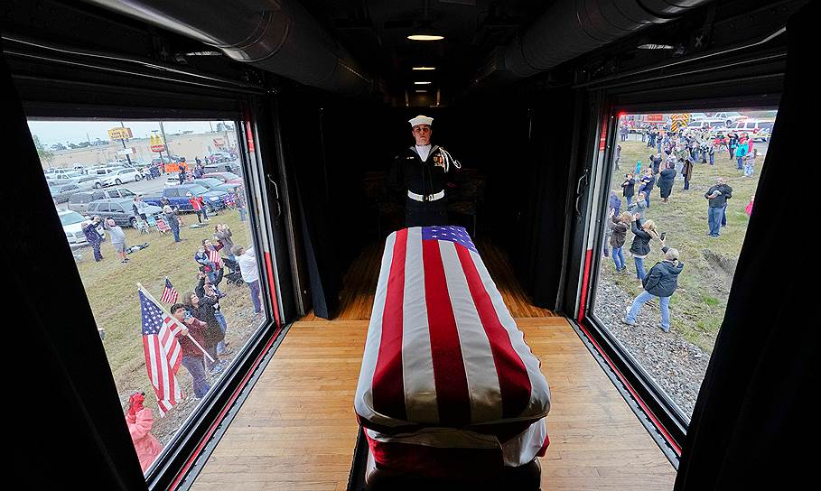 Гроб с телом Джорджа Буша-старшего на траурном поезде прибывает в Техас