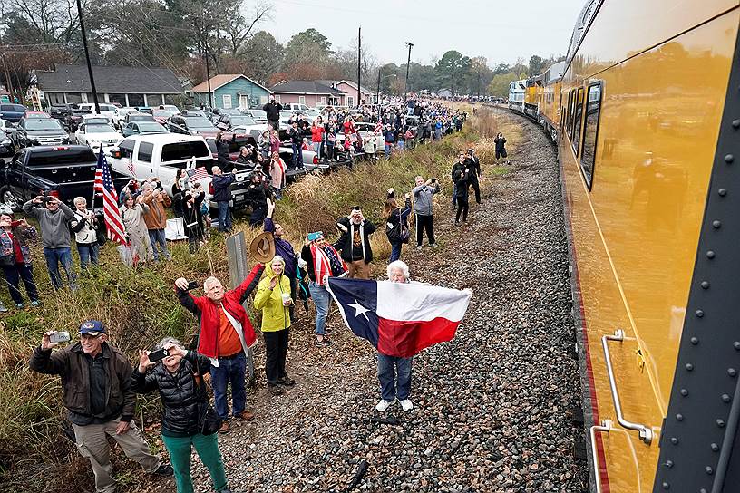 Жители США провожают траурный поезд с гробом Джорджа Буша-старшего