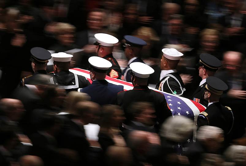 Почетный караул проносит гроб с телом Джорджа Буша-старшего через толпу скорбящих