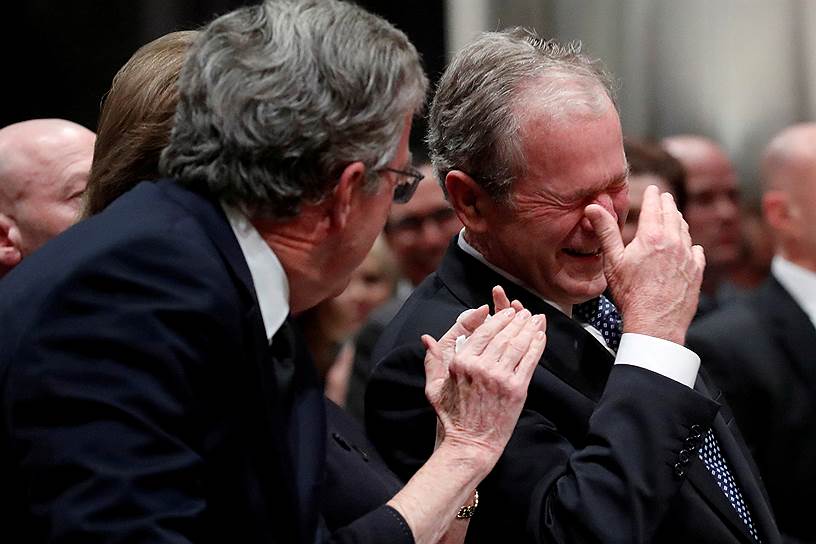 43-й президент США Джордж Буш-младший во время церемонии прощания с отцом
