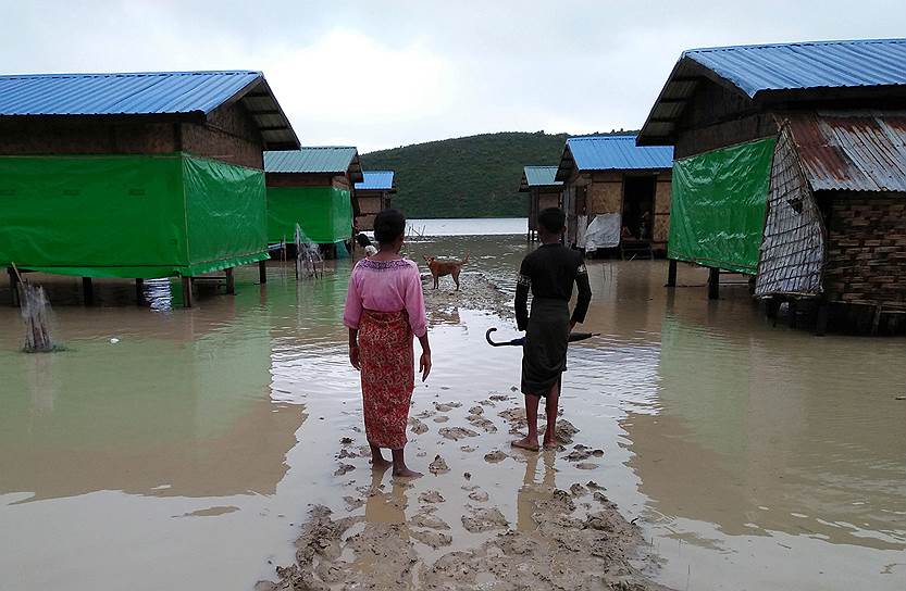 Мьянма. Женщины-мусульманки во время наводнения в лагере для беженцев