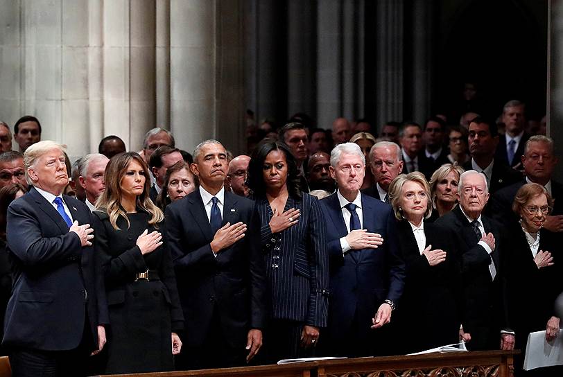 Слева направо: президент США Дональд Трамп и его жена Мелания Трамп, бывший президент США Барак Обама и его жена Мишель Обама, бывший президент США Билл Клинтон и его жена Хиллари Клинтон, бывший президент США Джимми Картер и его жена Розалин Картер