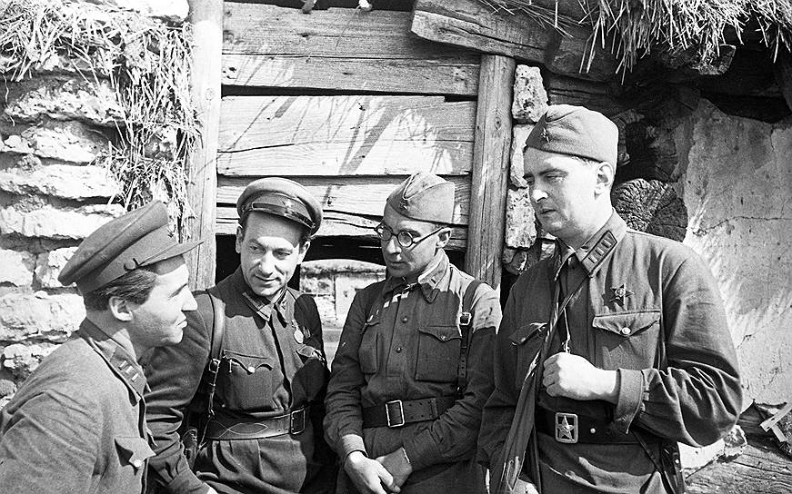 Фотокорр Темин начинал войну интендантом 3-го ранга (капитаном) (на фото слева направо — фронтовые корреспонденты: К. М. Симонов, В. А. Темин, Е. Г. Кригер, И. П. Уткин, 1941 год)
