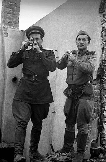 Освобождение Европы снимал лейтенант Темин (на фото — справа, на территории концлагеря Майданек, 1944 год)

