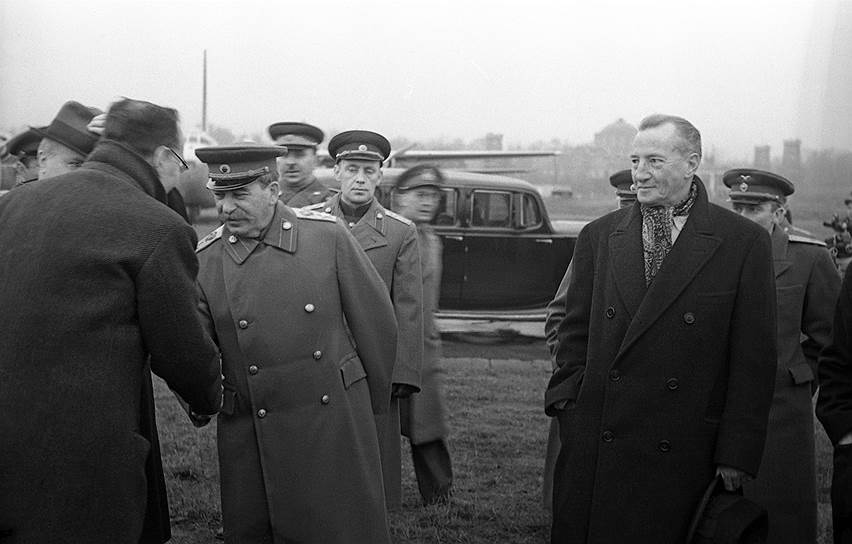 Сталин и Керр (на фото — справа, в шейном платке) общались как два расположенных друг к другу «старых разбойника»
