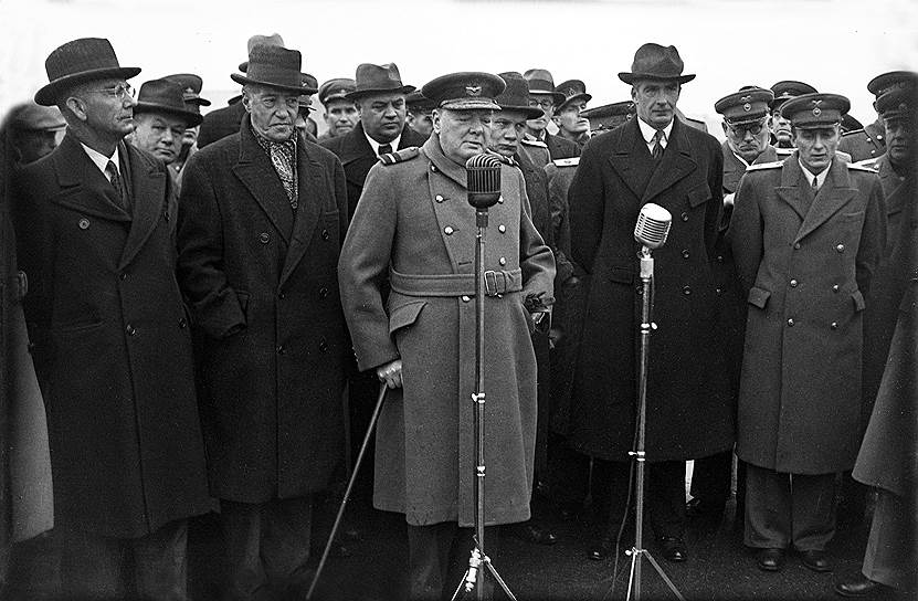 На первой же встрече со Сталиным Керр (на фото — слева от Черчилля) сказал, что готов играть роль скромного почтальона между ним и Черчиллем. Но обмен посланиями далеко не всегда проходил легко и просто
