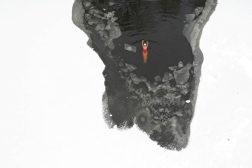 Шэньян, Китай. Женщина купается в зимней реке