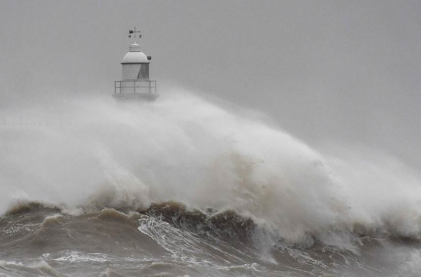 Фолкстон, Великобритания. Волны обрушиваются на маяк на юго-восточном побережье страны 